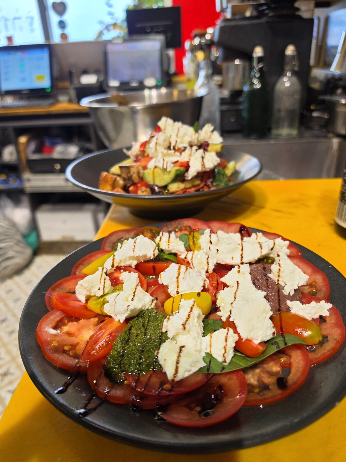 סלט עגבניות, מוצרלה ועלים טריים